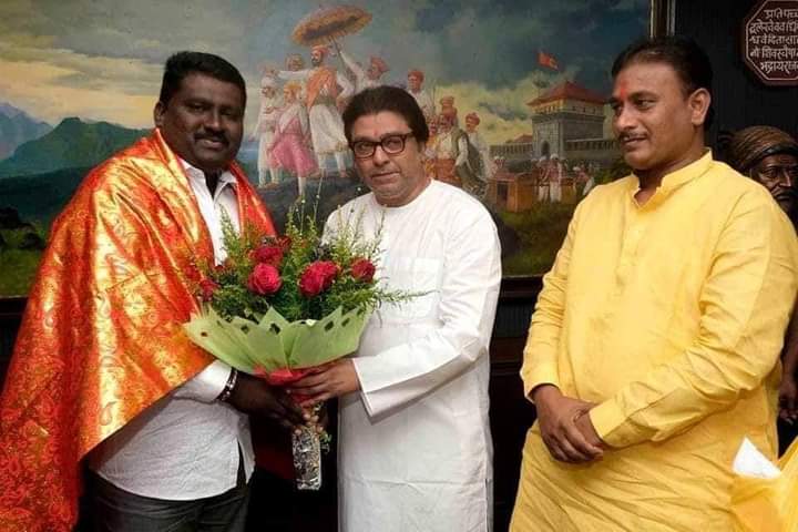 Mangesh51823963's tweet photo. महाराष्ट्र नवनिर्माण सेनेचे अध्यक्ष मा.राजसाहेब_ठाकरे यांची आज बेळगाव (कर्नाटक) महानगरपालिकेतील नवनिर्वाचित नगरसेवक श्री रवी महादेव साळुंखे यांनी कृष्णकुंज भेट घेऊन आशिर्वाद घेतले. या वेळी मनसे नेते श्री अमित राज ठाकरे व नेते श्री दिलीप धोत्रे उपस्थित होते. https://t.co/t9rAfa1jNM