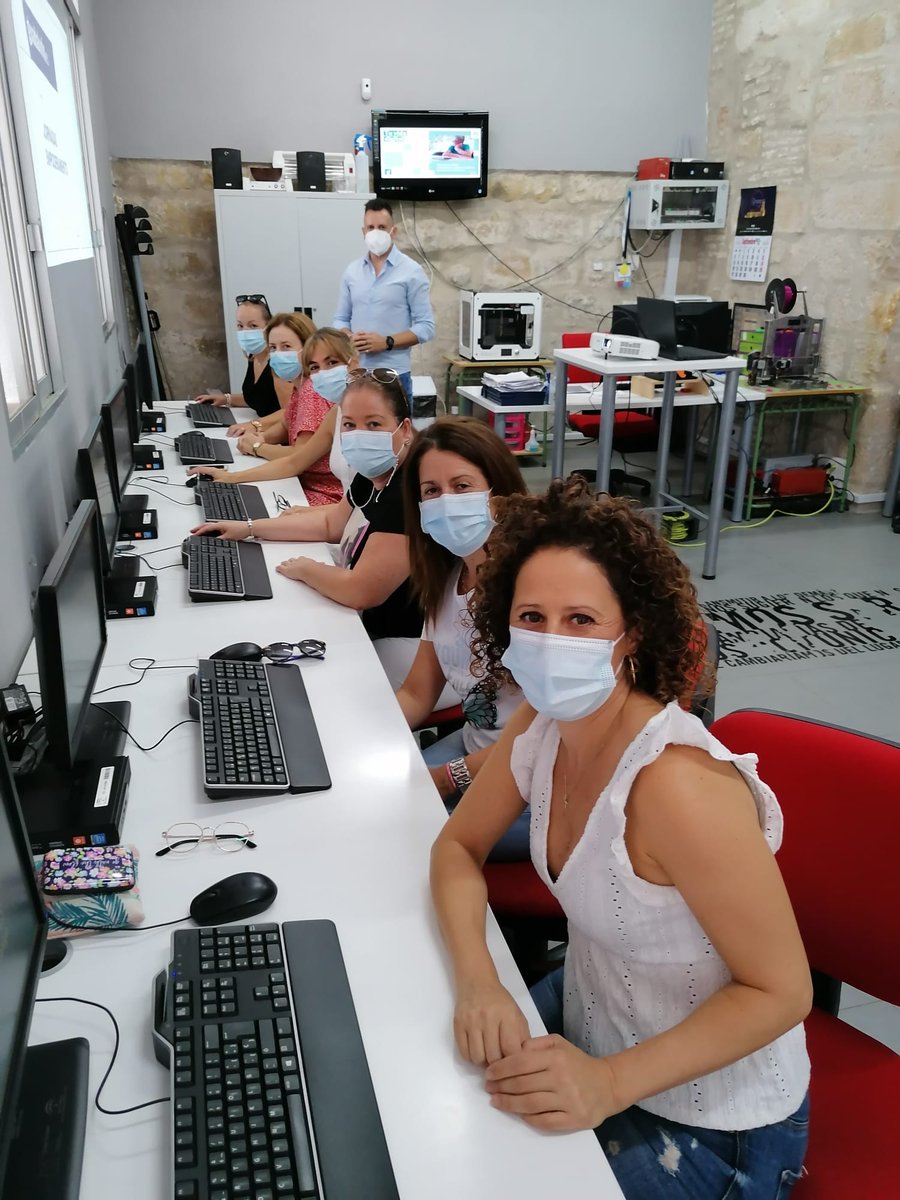 🔹 Recientemente desempleadas, llevan varias semanas en #Begíjar #jaen  actualizando sus #competenciasdigitales para volver al mercado laboral cuanto antes. 💪Ilusión, #vidadigital, oportunidades y cambio.