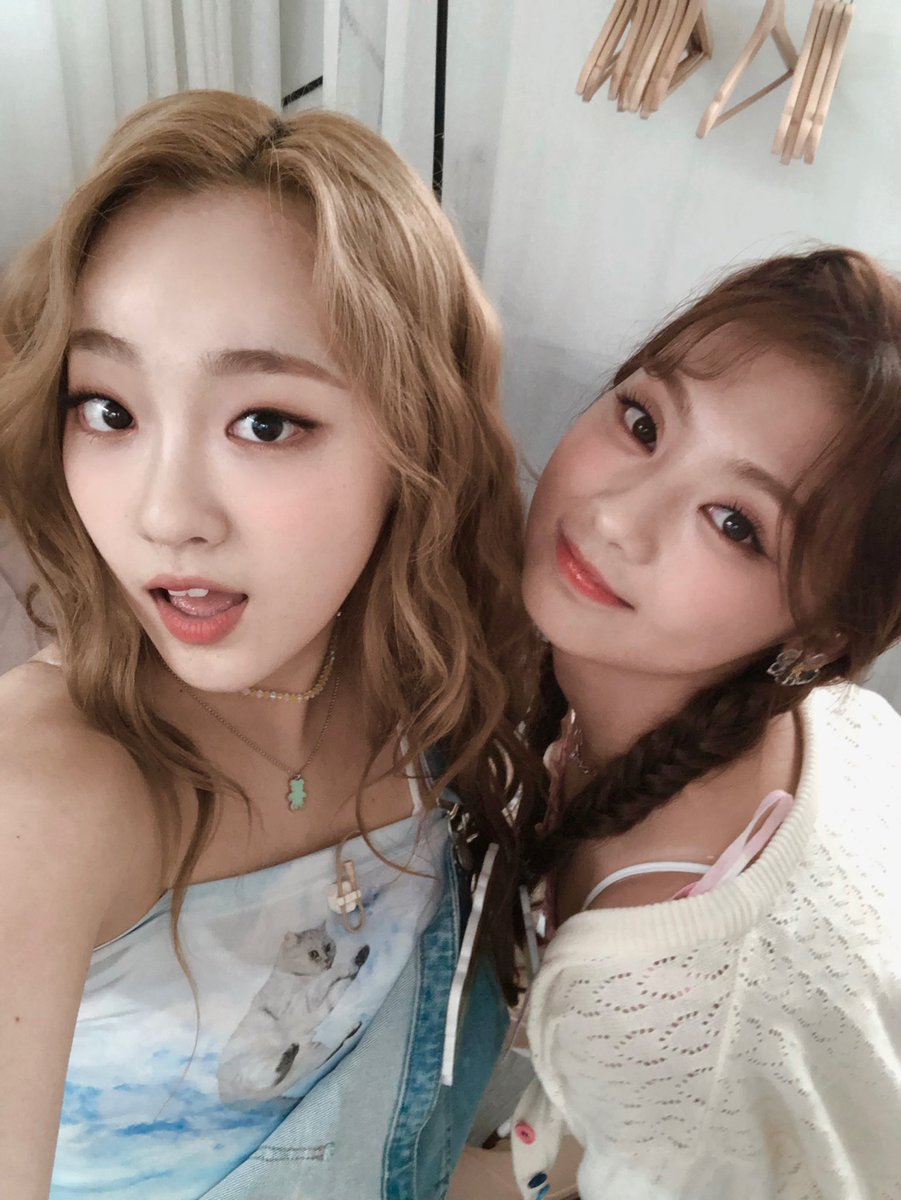 카메라에 찍히는 나를 찍은 셀린언니(손)랑 로이와 나 📸 #벨이벨이쪼아

#시그니처 #cignature #벨 #Belle