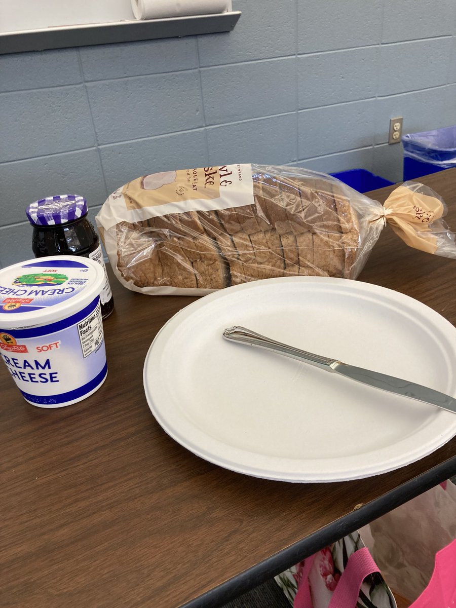 csinthemiddle's tweet image. Making a sandwich! Great unplugged introduction to algorithms. Original idea is from Intel’s Journey Inside The Computer. We got the bread on the plate and a tiny smear of cream cheese ( pb alternative due to allergies and my favorite in Middle School).