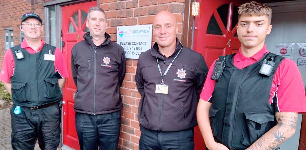WMFSBusinessFS's tweet image. @WMFS_BSV and West Bromwich BID @WestBromwichTC ambassadors Tony &amp;amp; Harvey working in partnership to keep businesses safe during Business Safety Week 2021. Big thank you to everyone at @WestBromwichTC for their help and support.