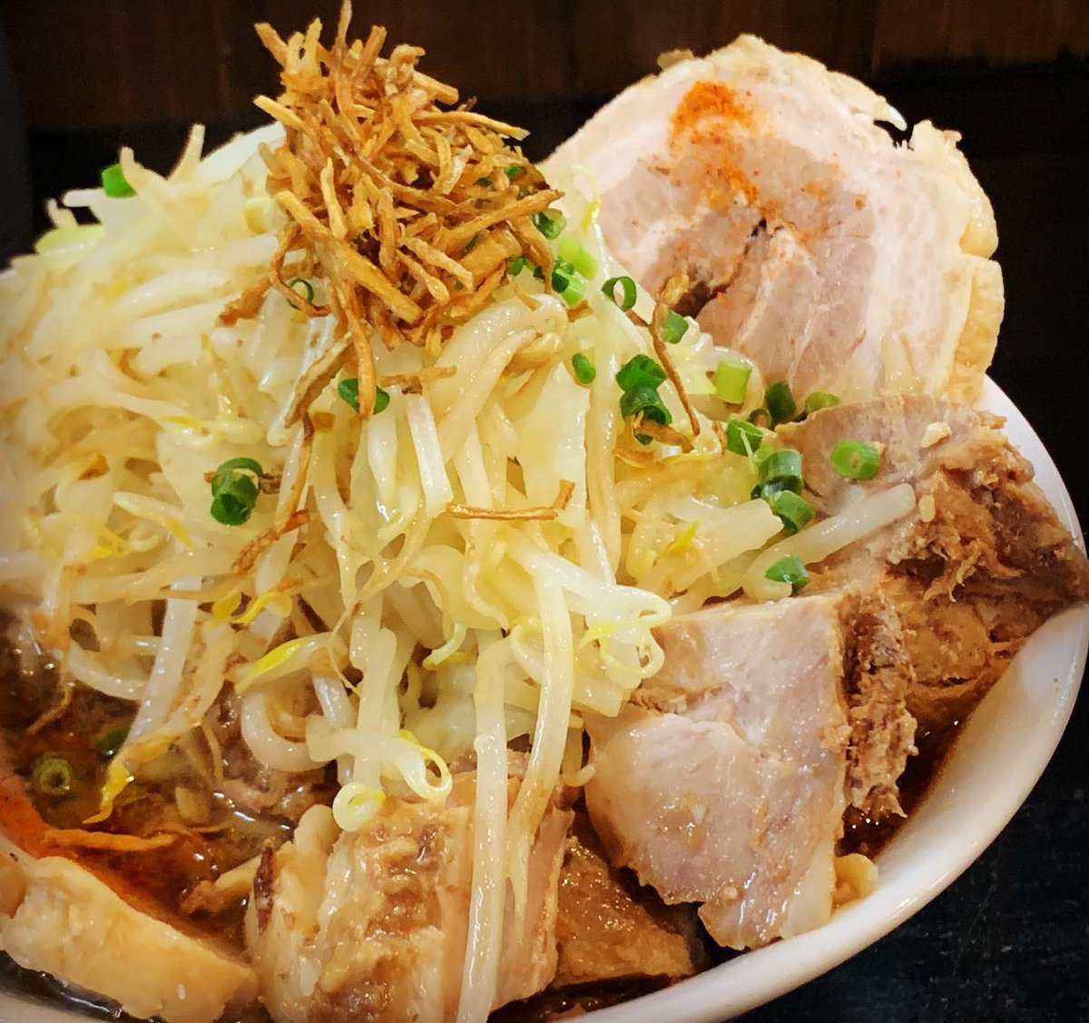 kitakami_portal's tweet photo. 黒味噌魔王麺(豚マシ)🤤
バードメンさんの期間限定!
うっかり肉増しして、豚食べ比べになってしまった🤤
付属の豚は柔らかしっとりでこれも美味い🤤
ちょっと塩味が強めでしたので、あっさり目にできるならしたかった(笑)
#岩手 #北上 #北上ラーメン #二郎系 #期間限定 #KITAPO #キタポ https://t.co/wKgJt3hmkZ