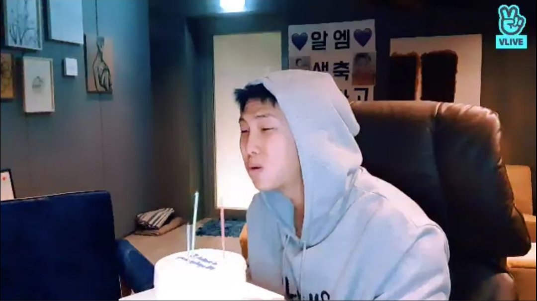 veinyhandss's tweet photo. His face when the candle blew out😭I cant- https://t.co/8VfoEN4opF