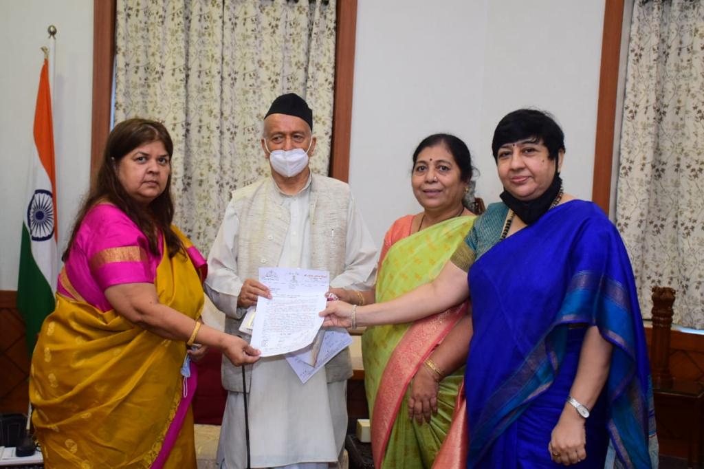 LavekarBharati's tweet photo. महिलावरील  वाढत्या अत्याचारा संदर्भात
तसेच शक्ती कायदा संदर्भात चर्चा करण्यासाठी विधानसभेचे दोन दिवसांचे विशेष अधिवेशन बोलावण्यात यावे यासाठी मा. राज्यपाल महोदयांची आज सकाळी साडे अकरा वाजता भेट घेऊन चर्चा केली व निवेदन दिले.यावेळी आ मनीषा चौधरी तसेच आ विद्या ठाकूर उपस्थित होत्या. https://t.co/aCnDnqG3pL