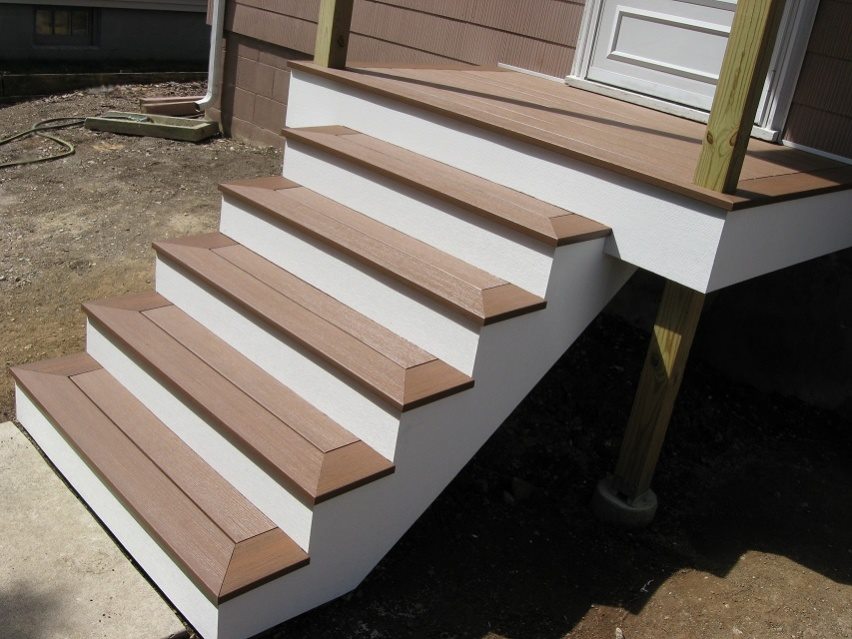 Sequoiaoutback's tweet image. #DeckTips: Cutting mitered returns on composite #decking for each stair tread makes for a much cleaner and more professional finished appearance than just leaving the ends of the board exposed. This is one time in construction where cutting corners is the better solution!