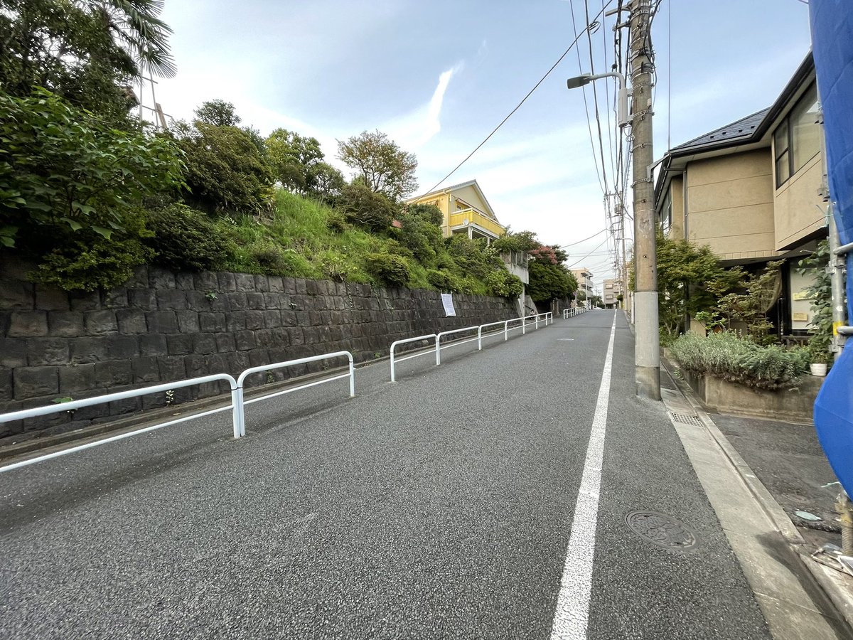 GunnarePer's tweet photo. 谷中の最後の大きな石垣の一つが壊されて、４階地下地下１階建てのマンションが建つ予定です。

せめて新しい開発の際には、アカジ坂のユニークな特徴を考慮してもらうよう、何かできることはないだろうか。

#yanaka  
#yanesen 
#akajizaka https://t.co/RO60aHf6Op