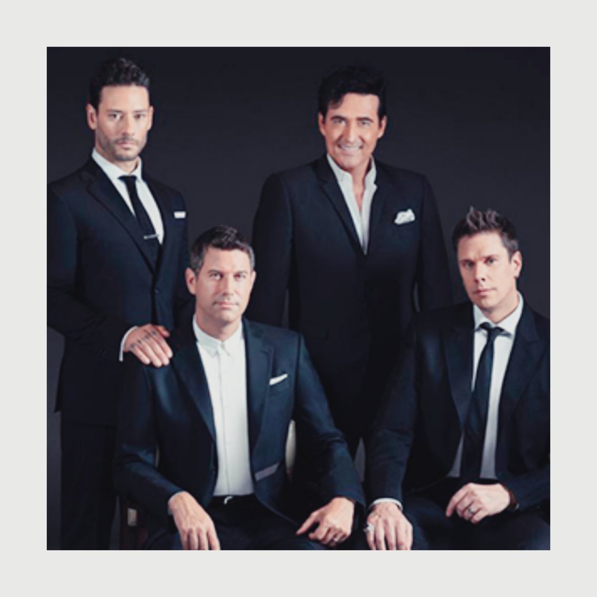 ILDIVOZDEANGEL's tweet photo. ¡Feliz #ManCrushMonday !  La mejor manera de comenzar la semana es con @ildivoofficial  @carlosmarin_ @Urs_Buhler #sebastienizambard  @DivoDavidMiller
📸 Photo Archive 

#IlDivo #timeless #concierto #15anniversary #ildivotimelesstour #timeless15years https://t.co/bKkPYrwhHM