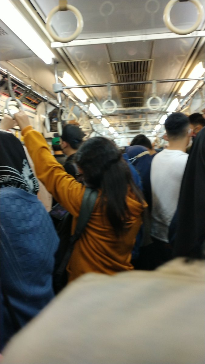 ca_mursalin's tweet photo. @CommuterLine mulai normal penumpang??? Sdh punya vaksin semua. Social distancing masih berlaku ??? https://t.co/oGY8P2fvsn