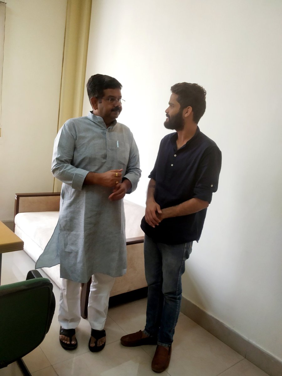 KushleshNSUI's tweet photo. माननीय उच्च शिक्षा मंत्री श्री भंवर सिंह जी भाटी साहब से राजस्थान विधानसभा जयपुर में शिष्टाचार मुलाकात की।
#Kushlesh_Choudhary 
#State #General #Secretary 
#NSUI_District_President
#Udaipur_Rajasthan 
#congress #inc #iyc #pyc #pcc #aicc  #mlsu #mpuat
#Rajsamand #Jaipur  #Udaipur https://t.co/2YR7pRBm13
