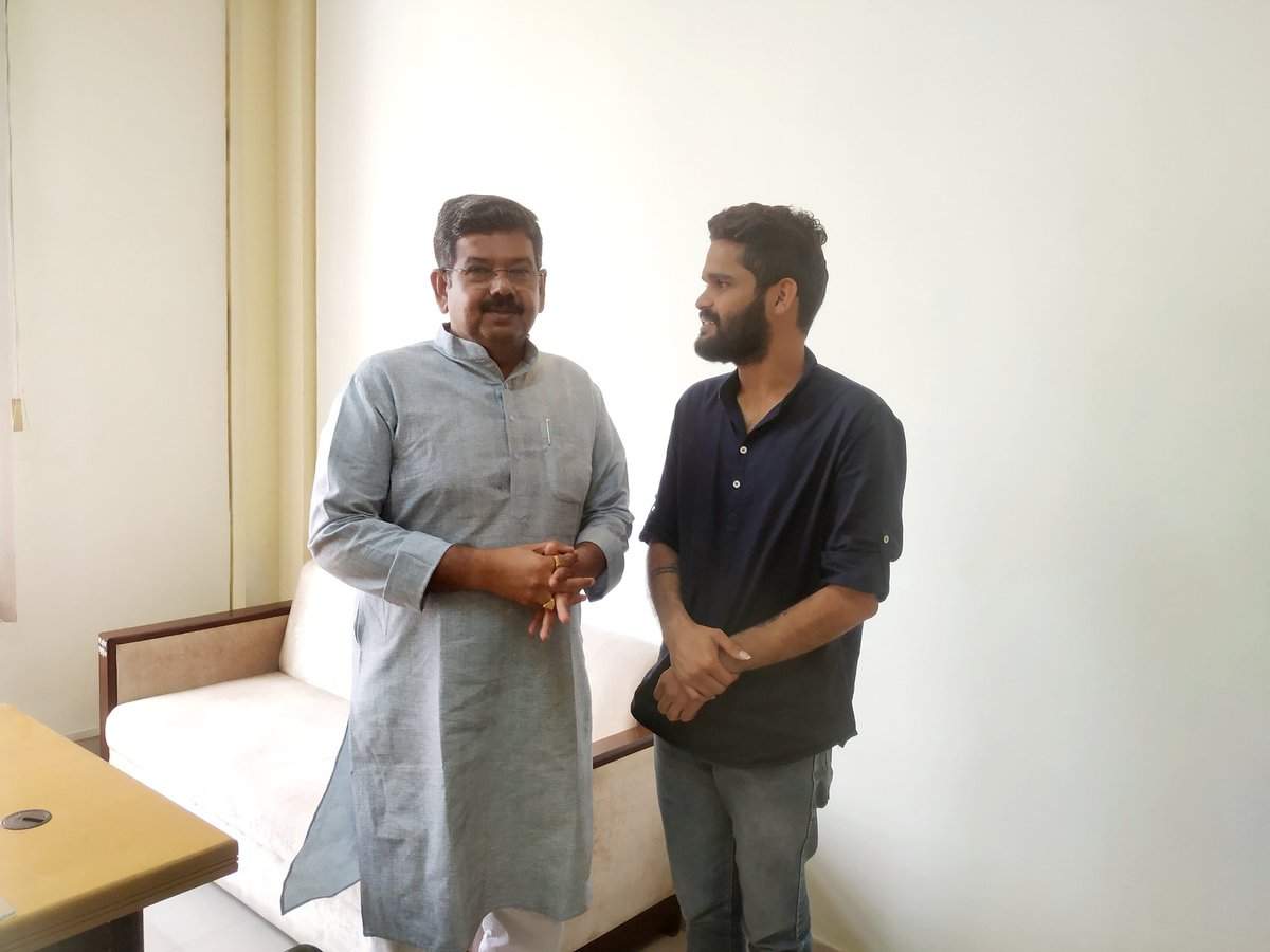 KushleshNSUI's tweet photo. माननीय उच्च शिक्षा मंत्री श्री भंवर सिंह जी भाटी साहब से राजस्थान विधानसभा जयपुर में शिष्टाचार मुलाकात की।
#Kushlesh_Choudhary 
#State #General #Secretary 
#NSUI_District_President
#Udaipur_Rajasthan 
#congress #inc #iyc #pyc #pcc #aicc  #mlsu #mpuat
#Rajsamand #Jaipur  #Udaipur https://t.co/2YR7pRBm13