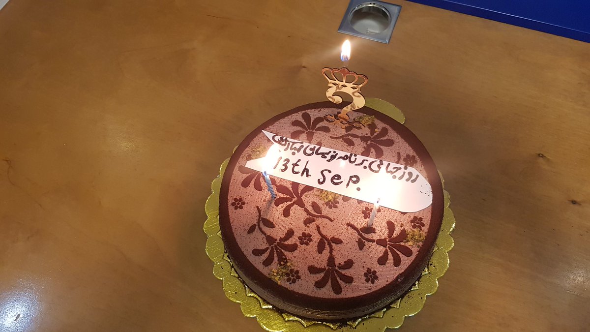 inPaleBlueDot's tweet image. کیکی که قرار بود شکل کیبورد باشه
و چیزی که دستمون رسید، تازه شمع‌ای روشم از تولدای قبلی برداشتیم😆...
ولی بازم حال کردیم

جاتون خالی چنتا قر ریزم رفتیم این وسط
#ProgrammersDay2021