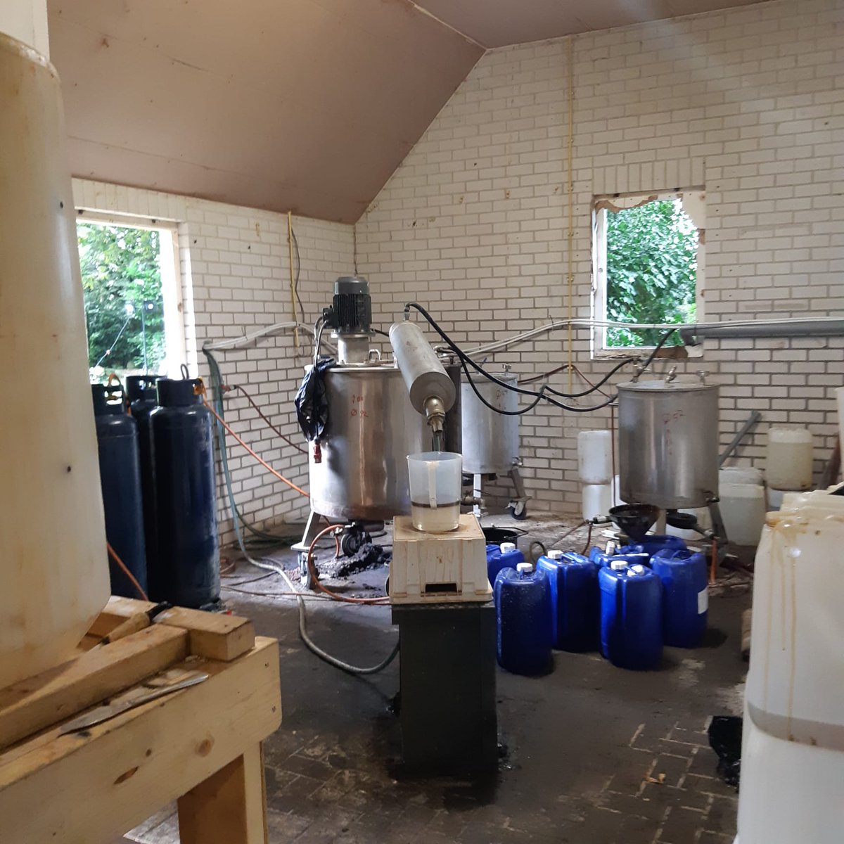 Groot drugslab aangetroffen in leegstaande boerderij nabij Dalen