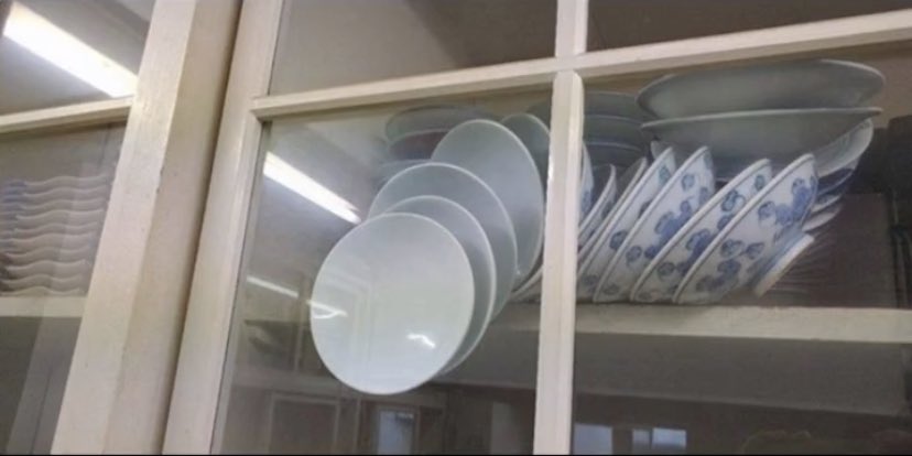 มีคนลงรูปนี้แล้วแคปชั่นว่า “จริงๆมันแตกแล้ว เหลือแค่ให้ฉันเปิดประตู” นี่นั่งมองนานมาก เออว่ะ ประโยคสั้นๆที่อ่านจบละมีเรื่องเข้ามาในหัวเป็นตอนๆ