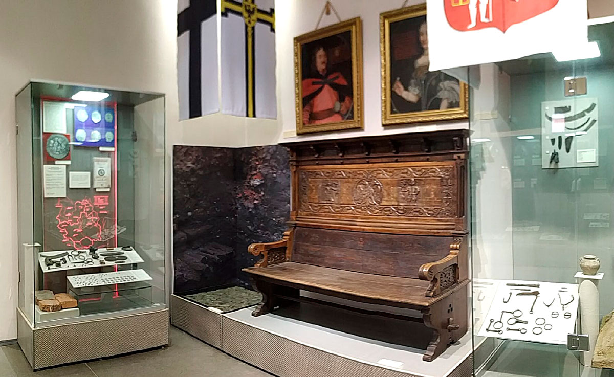 smolmuseum's tweet photo. В Историческом музее (ул. Ленина, 8) Смоленского музея-заповедника в зале экспозиции «Смоленская земля в XIII-XVII вв.», посвящённом позднему Средневековью, появился новый интересный экспонат – реконструкция фрагмента средневековой каменной мостовой.
#смолмузей #мостовая https://t.co/z8u3otK5yt