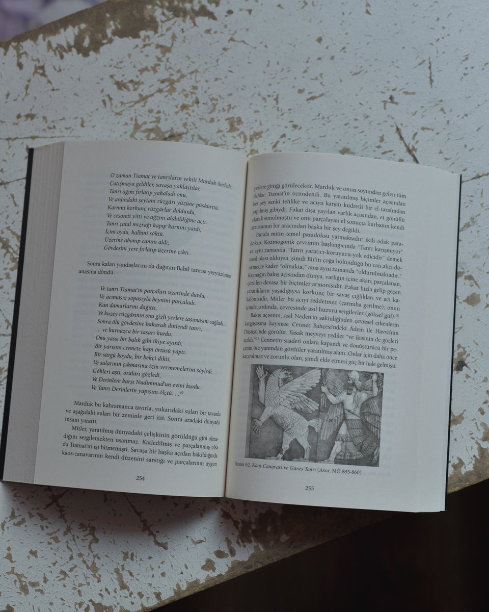 Joseph Campbell Kahramanın Sonsuz Yolculuğu’nda, dünyanın dört bir yanından bir dizi mitle halk hikâyesini bir araya getirerek insanın gezegendeki binlerce yıllık ikameti boyunca yaşayageldiği temel gerçeklerin geniş ve şaşırtıcı biçimde değişmeyen bir ifadesini ortaya çıkarıyor.