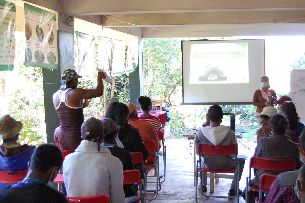fmfpmg's tweet photo. 30 paysans dans la région d’#Analamanga, ont acquis des compétences dans le domaine #agricole. A présent, ils sont capables de mettre en place une exploitation #permacole.
Suivez en image la #formation d’initiation en #permaculture financé par le FMFP.
#formationprofessionnelle https://t.co/zHrvYo7HMV