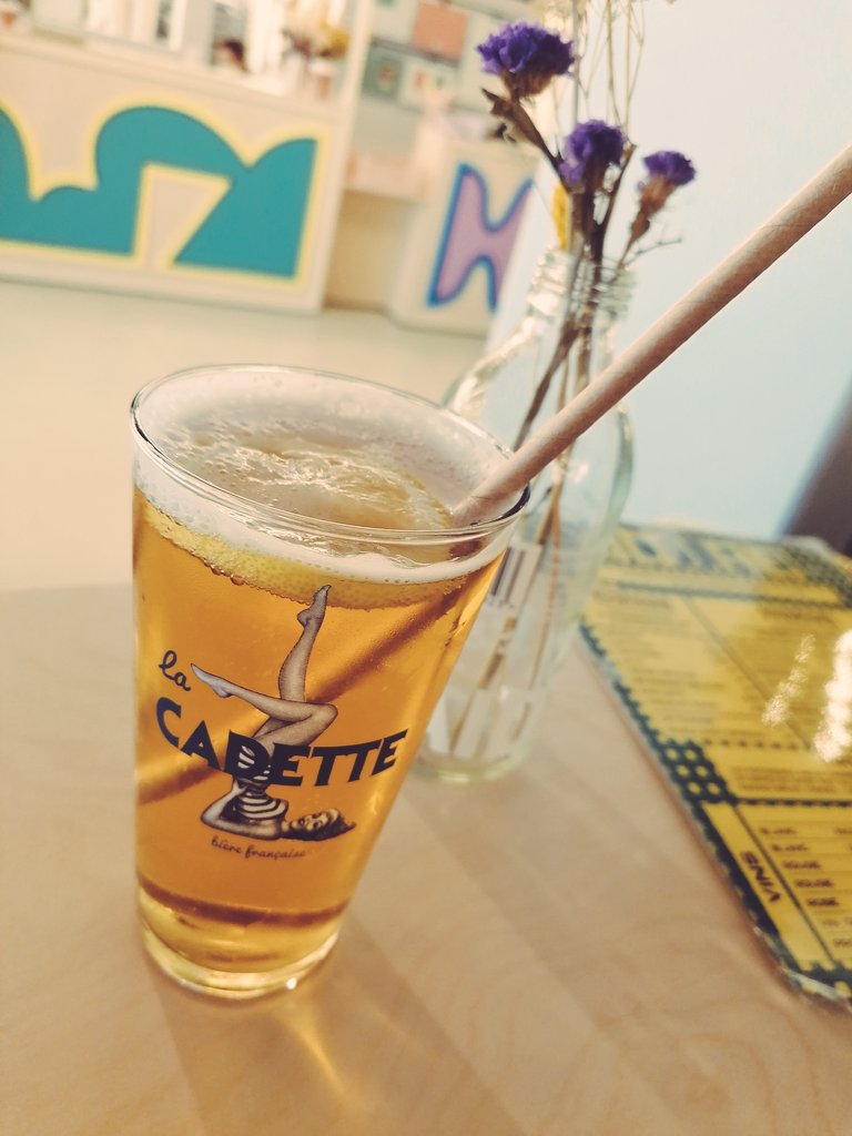 SwaniLaurence's tweet photo. Pause déjeuner.. Oui je sais il est tard.. 😌😆😋 #GrandScene #Krampouzh #beer  #ambianceAnnees60 😎 #petitsmeurtres https://t.co/fQPqz9OFmq