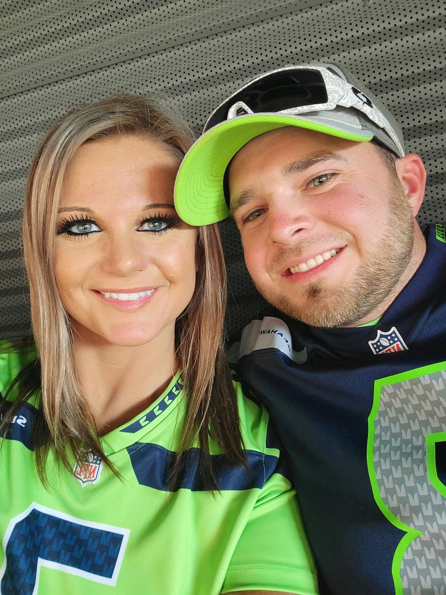 SmashStephanie's tweet photo. Go Hawks! https://t.co/pTlGEKZvm7