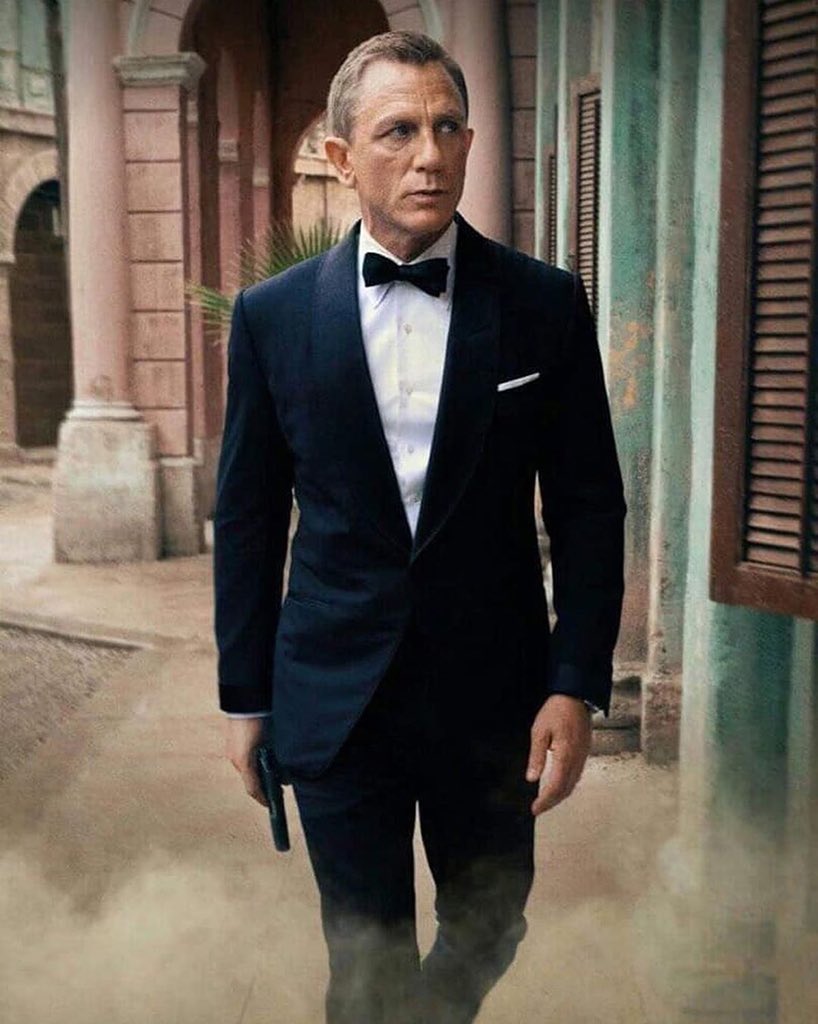 TheWizardOfIce's tweet photo. Loving the hype with people buying tickets at midnight &amp; screenings 24/7.

Feels like shades of 60s Bond mania given we’ve all been waiting so long.

They really need to release one final poster that proclaims with a confident swagger: 

‘Daniel Craig IS James Bond’

#NoTimeToDie https://t.co/qDlaz80ymA