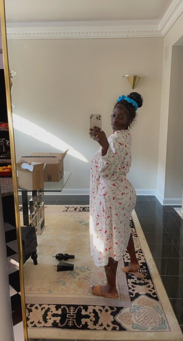 1 pic. I make moo moo night gowns look hot. https://t.co/fLcgQql8gM