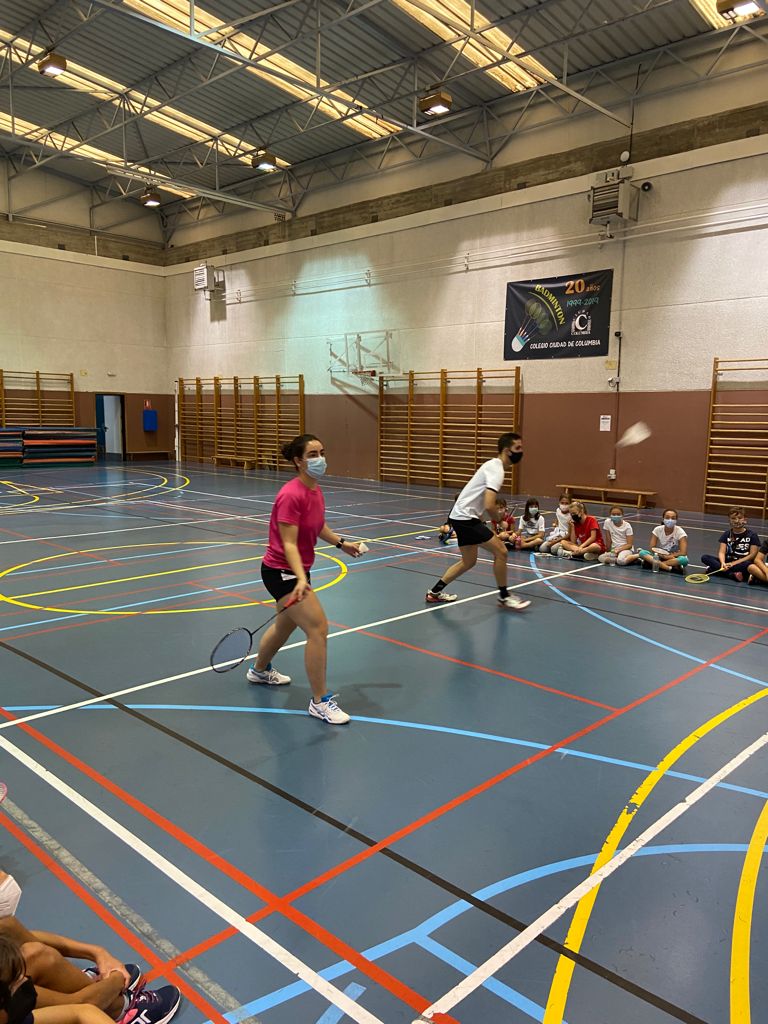 cpb_columbia's tweet photo. Más tarde todos, los jugadores y los niños del colegio bajaron al gimnasio. Primero Álvaro, Miriam, Luis y Pablo hicieron una pequeña exhibición de los golpes fundamentales y de juego real, donde los niños disfrutaron viendo la fortaleza y velocidad de los remates de Álvaro. https://t.co/I3Bvot9BnW