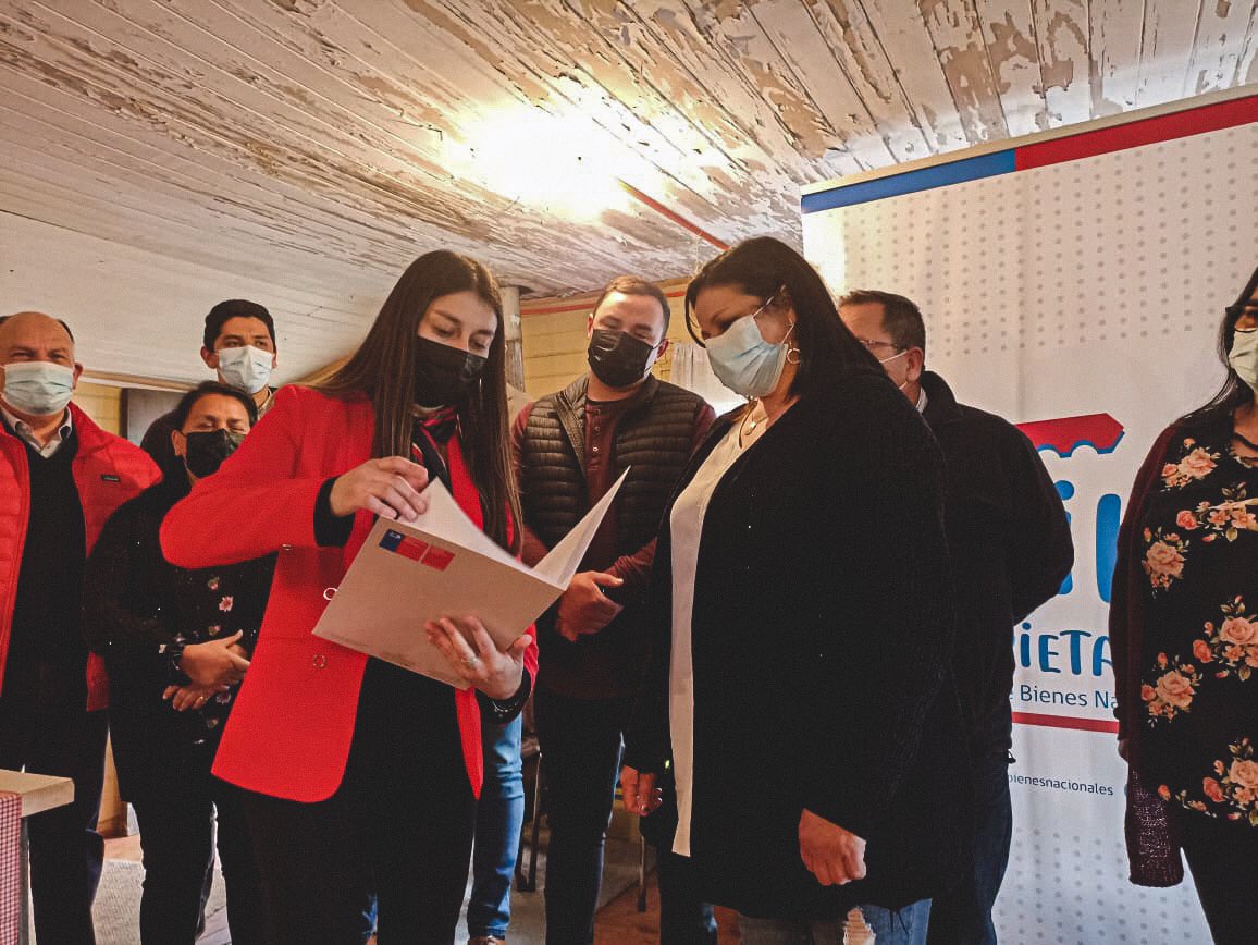 BiobioBBNN's tweet photo. ✅El club Unión Punta de Parra recibió por fin su tan anhelado #TituloDeDominio🇨🇱
✅En la ceremonia nuestra Seremi @VPincheirap hizo entrega del título, en donde además estuvieron presentes los Diputados de la República @dipuBobadilla e Ivan Norambuena🏡 https://t.co/J0xyrb1hiu