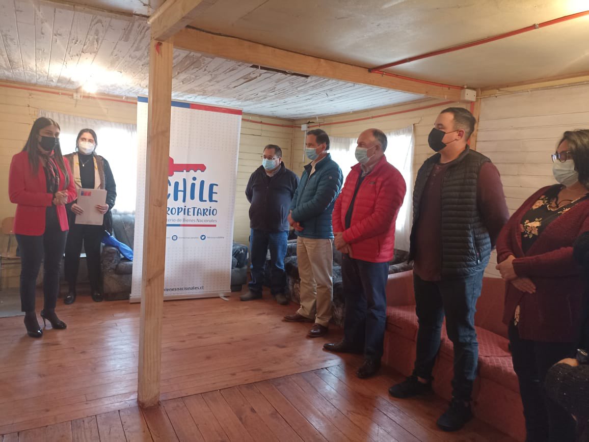 BiobioBBNN's tweet photo. ✅El club Unión Punta de Parra recibió por fin su tan anhelado #TituloDeDominio🇨🇱
✅En la ceremonia nuestra Seremi @VPincheirap hizo entrega del título, en donde además estuvieron presentes los Diputados de la República @dipuBobadilla e Ivan Norambuena🏡 https://t.co/J0xyrb1hiu
