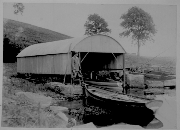 ECMFCM's tweet photo. Here's another waterways-themed #MemoryMonday, to coincide with this week's @FestErne
Do you recognise this man or do you know where this photograph was taken?
We don't know who he is or whereabouts this photo was taken.
#IrishMuseumsOnline #MuseumsFromHome #FestErne https://t.co/auVJ5B1oia