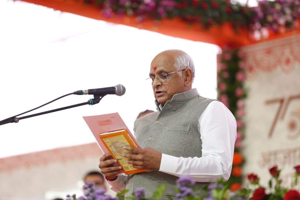 BeingArun28's tweet photo. गुजरात के नए CM भूपेंद्र पटेल जी शपथ लेते समय हाथ मे भगवदगीता लिए हुए है , धर्म के साथ राष्ट्र निर्माण 🚩 https://t.co/v0EFGP3IZM