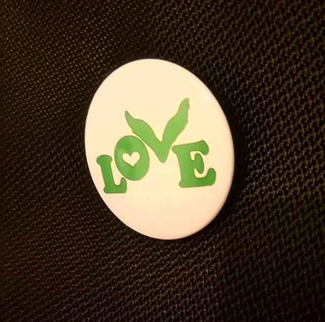tanbang_ot7's tweet photo. something that I carry to this day as a good luck charm💜 #lovepin #COLDPLAYxBTS https://t.co/oqn8TGGvGB