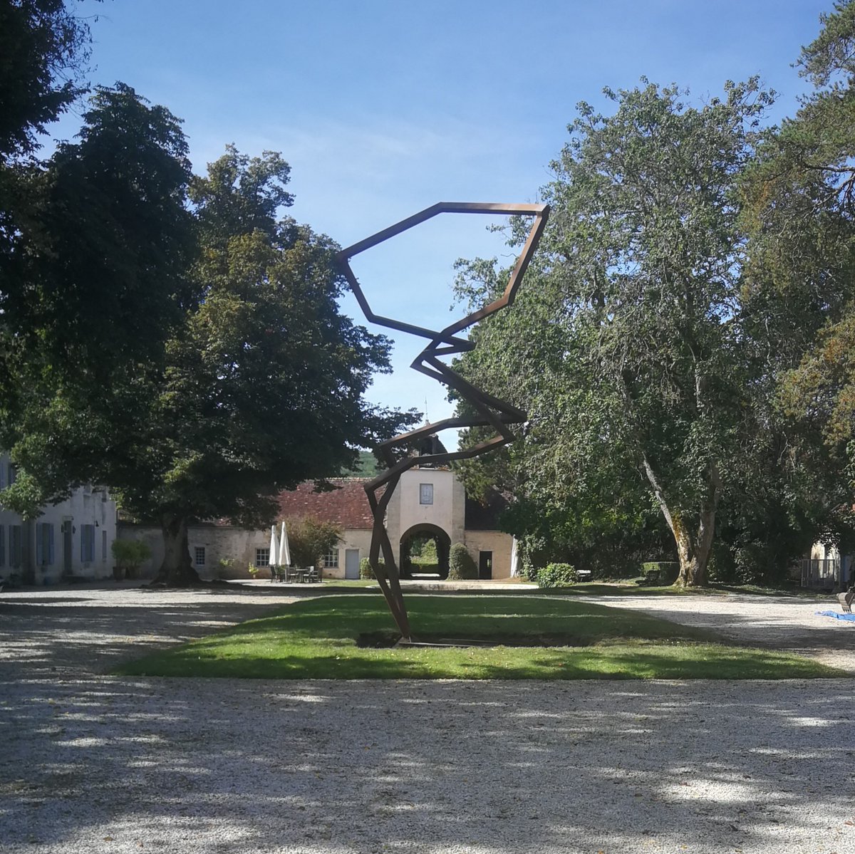 Nous sommes heureux d'accueillir une sculpture de l'artiste allemand résidant en <a href="/bfc_region/">Région Bourgogne-Franche-Comté</a> Robert Schad dans le cadre de l'exposition dix par dix qui a lieu dans toute la région et particulièrement dans <a href="/terresdauxois/">Terres d'Auxois Tourisme</a> au Musée Buffon, <a href="/MuseoParcAlesia/">MuséoParc Alésia</a>,@chateaubussy et Flavigny.