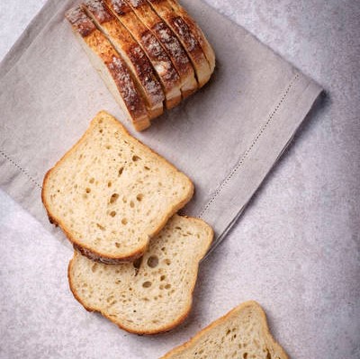 Arvaa, mitä jokainen suomalainen heittää joka vuosi roskiin 4 kiloa? 🤔 Leipää. Jopa 76 % suomalaisista syö leipää joka päivä. Silti se on yksi eniten pois heitetyistä ruoka-aineista Suomessa. Tällä viikolla vietetään #Hävikkiviikkoa - hyödynnäthän jokaisen leipäpalan!