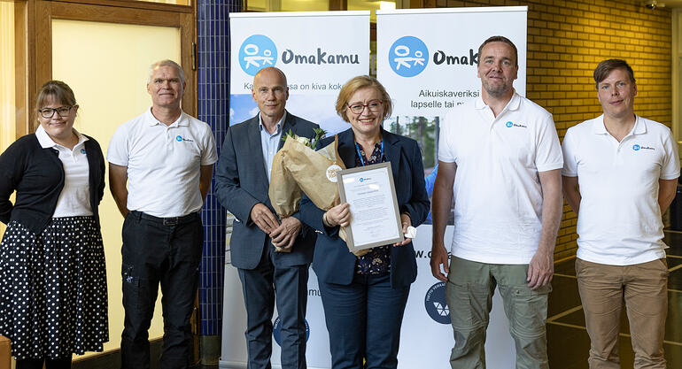 Vantaansote's tweet photo. @OmaKamury’n vapaaehtoinen Petri Varis saapui tänään Vantaalle. Varis kävelee 200 km kerätäkseen rahaa hyväntekeväisyysjärjestö OmaKamu ry:lle. Variksen vastaanottivat @aronkyto ja @RitvaViljanen. Lue uutinen: https://t.co/5zChdy6XVk https://t.co/MRa94hlHsL