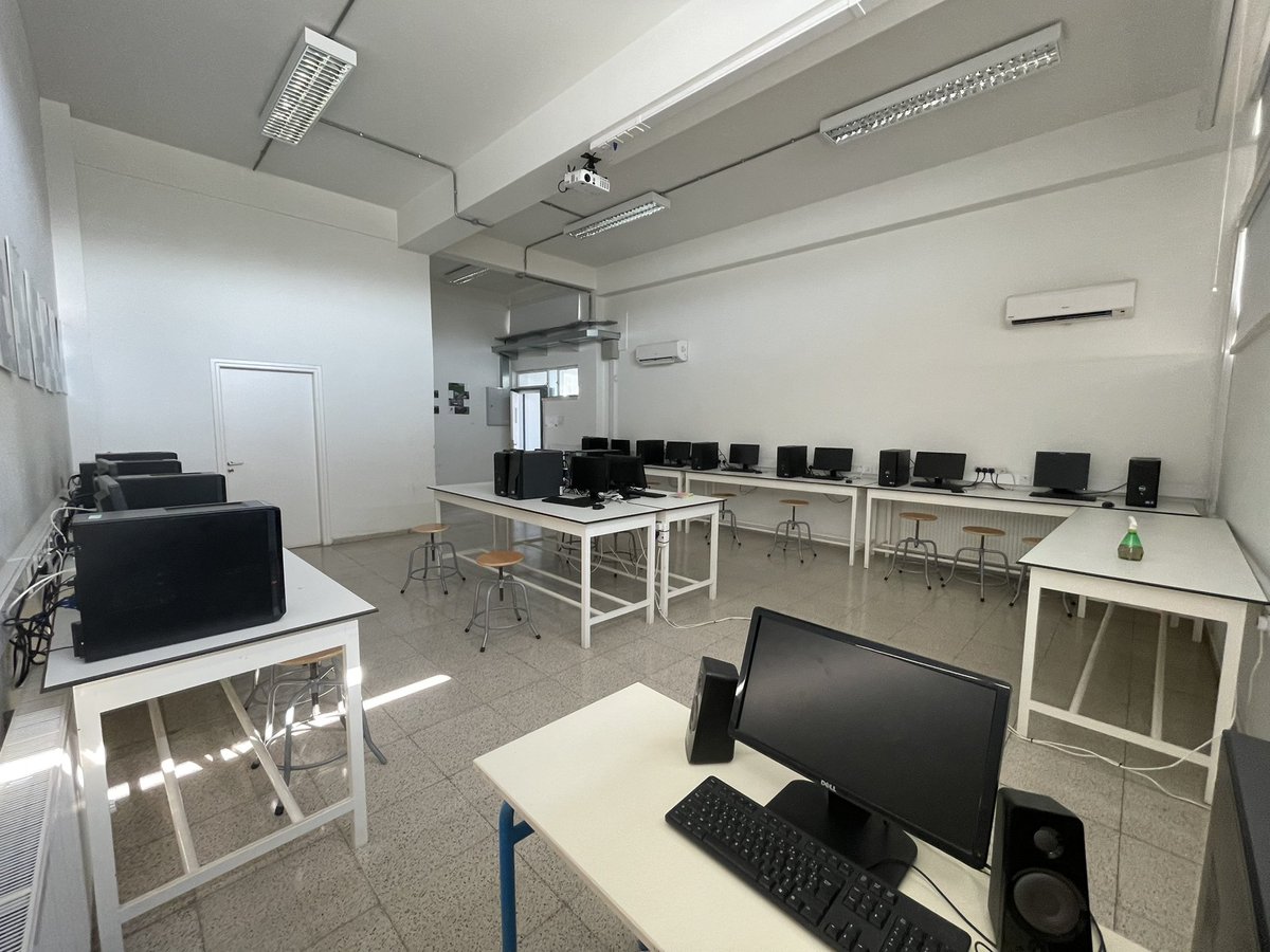 EmilyMP_Nicosie's tweet photo. Salle informatique mise à jour ! Les projets démarrent ! 💻 #Scratch @ONE_ecole @monecolefr #classenumerique https://t.co/x5yYMK1iUb