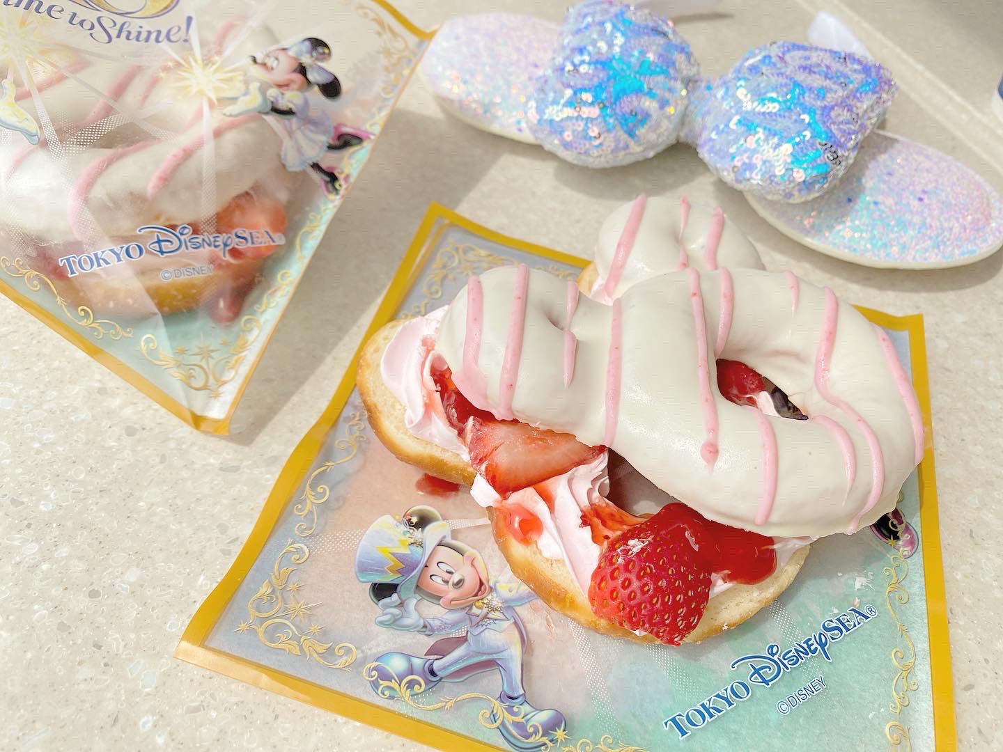 Coco Mama マンマ ビスコッティーズ ベーカリー 東京ディズニーシー周年 タイム トゥ シャイン ストロベリードーナツ ソフトドリンクセット 1 0 単品 800 ドーナツだけなら整理券不要で店舗に並んで購入できるようになりました 混雑