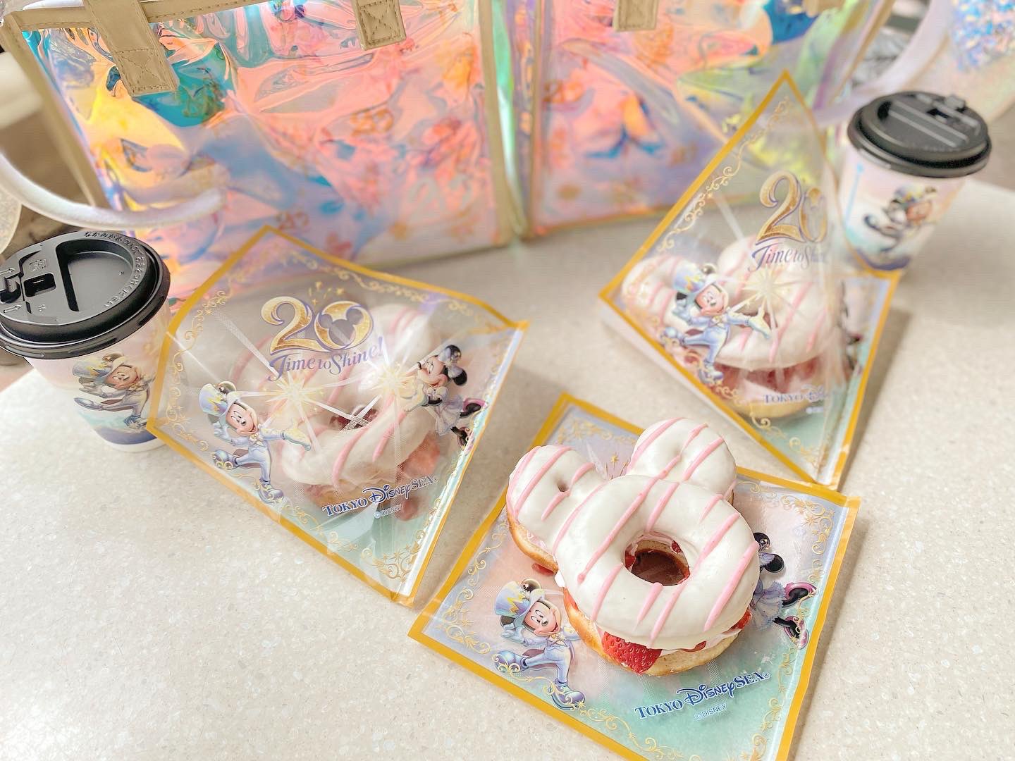 Coco Mama マンマ ビスコッティーズ ベーカリー 東京ディズニーシー周年 タイム トゥ シャイン ストロベリードーナツ ソフトドリンクセット 1 0 単品 800 ドーナツだけなら整理券不要で店舗に並んで購入できるようになりました 混雑