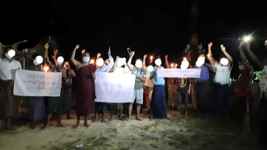 KaungKhantHto10's tweet photo. If the @UN wants the democracy, accept the diplomat of our legitimate Government @NUGMyanmar.

Even there is strict security measures of junta terrorists, night protest successfully held at Pyigyidagun tsp, Mandalay tonight as usual !!!

#Sep13Coup
#WhatsHappeningInMyanmar https://t.co/BKwXwtbG3A