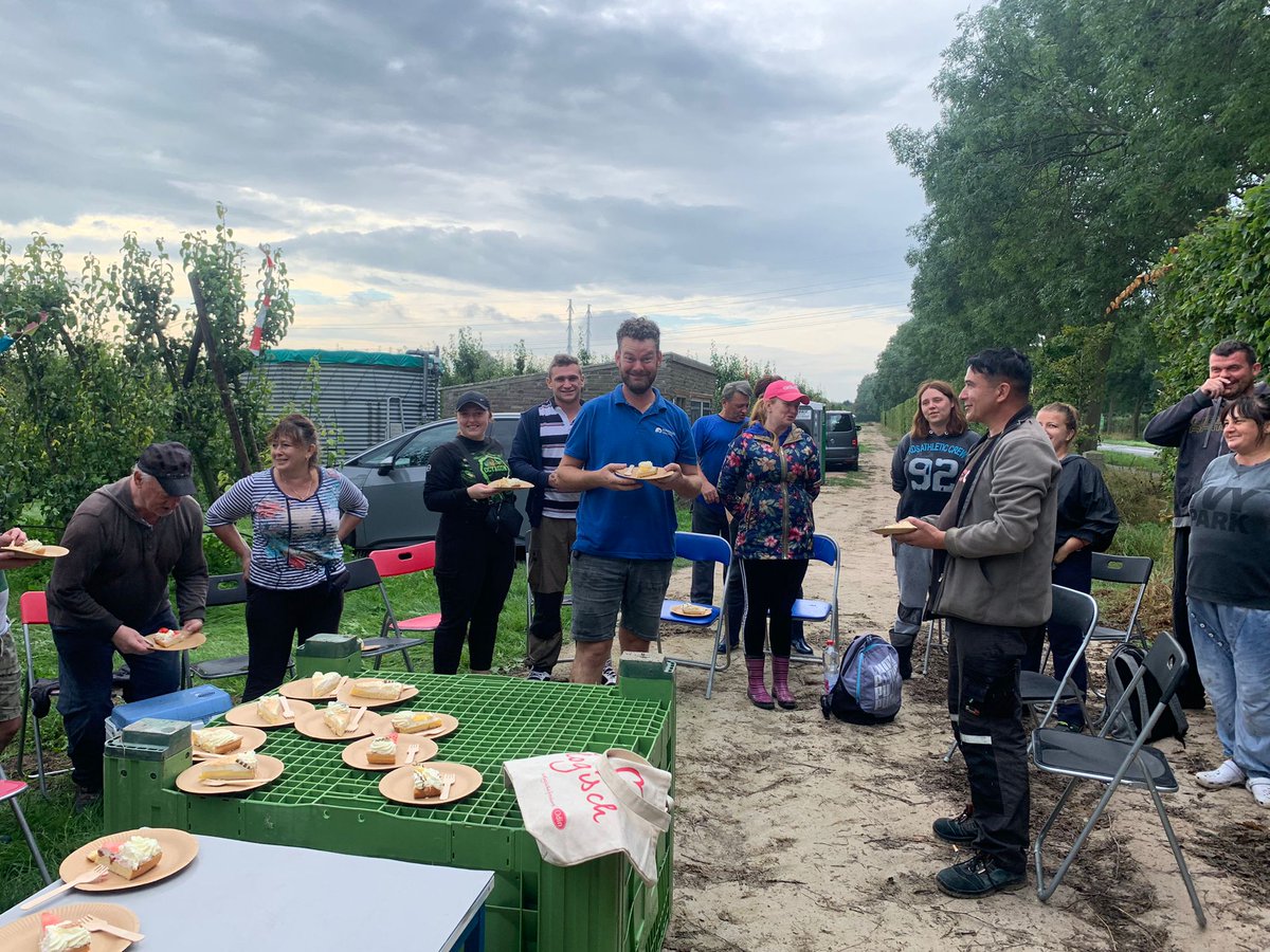 Nautorganic's tweet photo. Taart!! Want er worden weer volop biologische appels en peren geplukt in onze Hollandse boomgaarden.
Het is elk jaar weer spannend hoe de oogst erbij hangt en dus is het een feestje als het fruit er goed uit ziet en er gestart kan worden met plukken https://t.co/0VZ25fAFNN