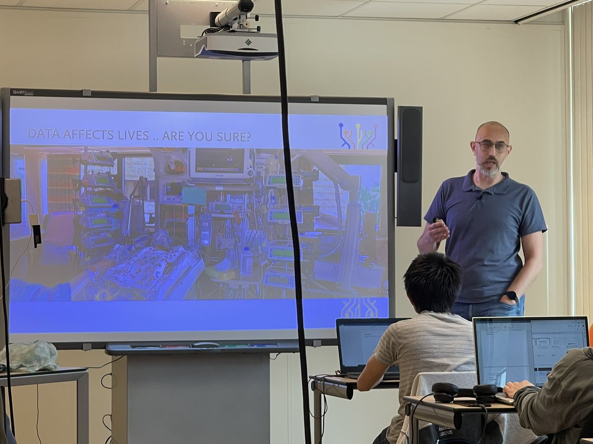 RonaldDamhof's tweet image. .@marcowobben explaining #factbasedmodeling for the data engineering minor @hsrotterdam - ‘data affects lives’