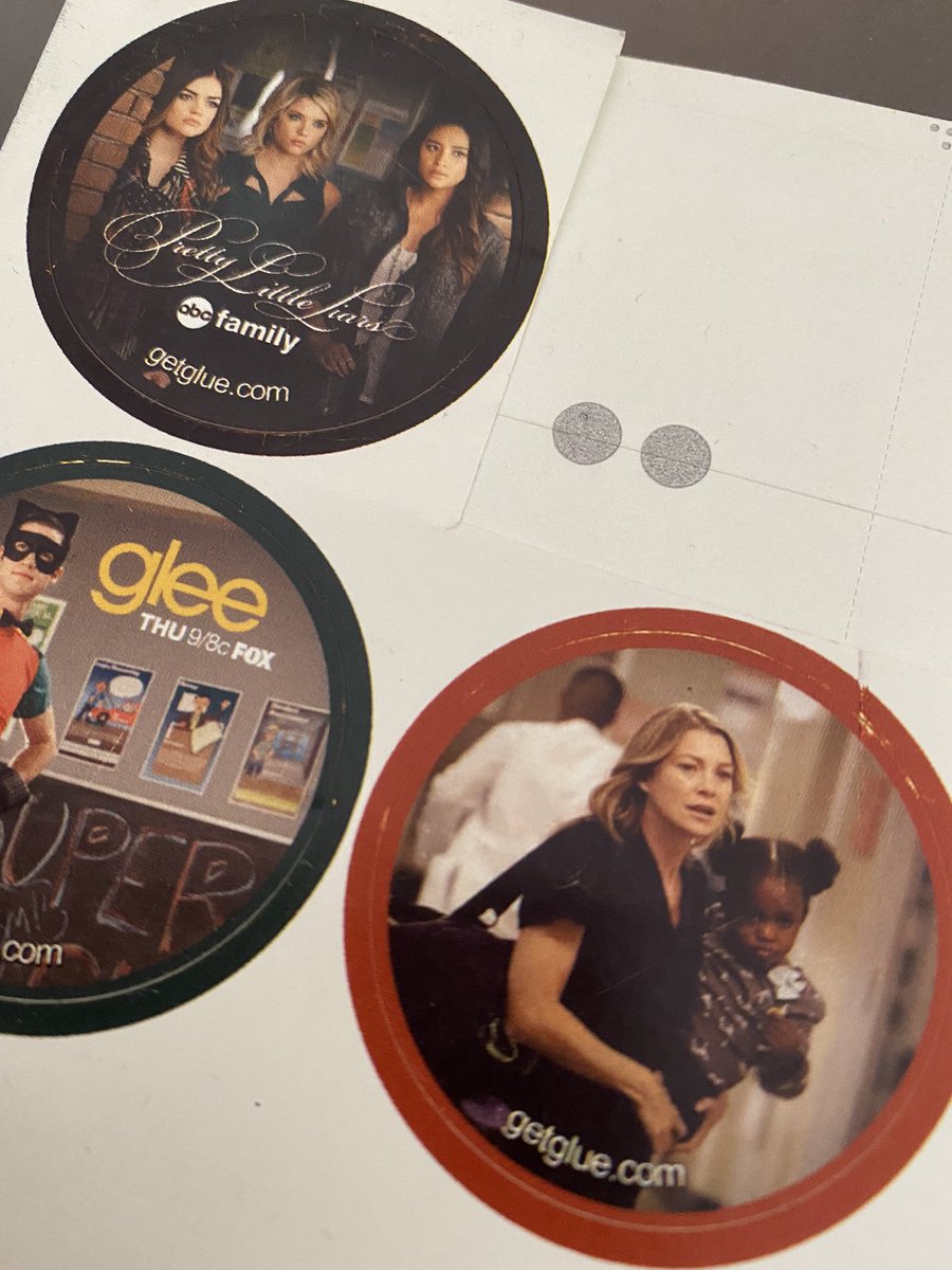 vznps's tweet image. q sdds de qnd a #getglue mandava stickers das séries 

o meu maior arrependimento foi não ter pedido várias vezes  🤧
