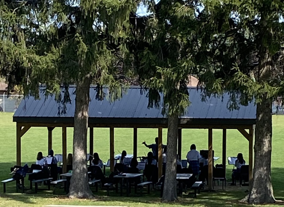 The beauty of nature and music come together to make learning safe ⁦@trafalgarcastle⁩ Outdoor classes are wonderful! #outdoorclassrooms #musiceducation