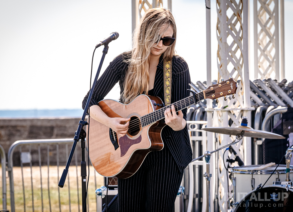 Photos: <a href="/fakeempireUK/">Fake Empire</a> , Fast Trains ( <a href="/tomwellsmusic/">Tom Wells (Fast Trains) 🙌</a> ) , Making Eyes and <a href="/MeganLinford/">Megan Linford</a> live @ the Bandstand, Southsea - 12/09/21

See more photos here: mixitallup.com/2021/09/13/pho…