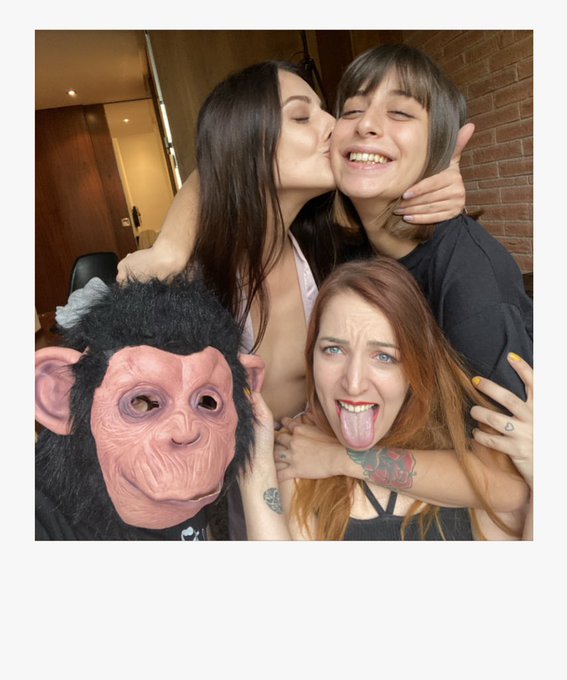 Three monkeys and #hungrylla 🦍🐒🐒🐒 

One of them squirted 🤭😇 @silviasoprano1 @KatyRoseOffic @liz__rainbow