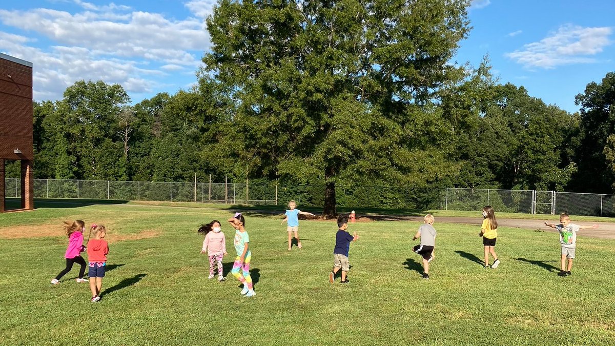 spartanburgone's tweet photo. 🎼🎨🎭DID YOU KNOW that @npewildcats is one of 6 @abcprojectsc schools in Spartanburg One? NPE students used dance to learn how shadows change shape based on how near or far away movement is from a light source. #WeareONE #ArtsinBasicCurriculum @RonWGarner @EducationSC @learnwsam https://t.co/mBvae3LG4D