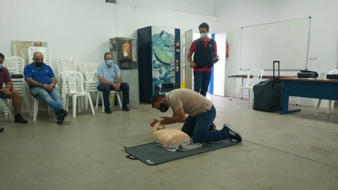 RFAFHuelva's tweet image. Curso de Soporte Vital Básico y Desfribilación Automática para los entrenadores onubenses. Agradecimientos al @AytoSanJuan y a la empresa @ProcardioForma #RFAF #CTAEF