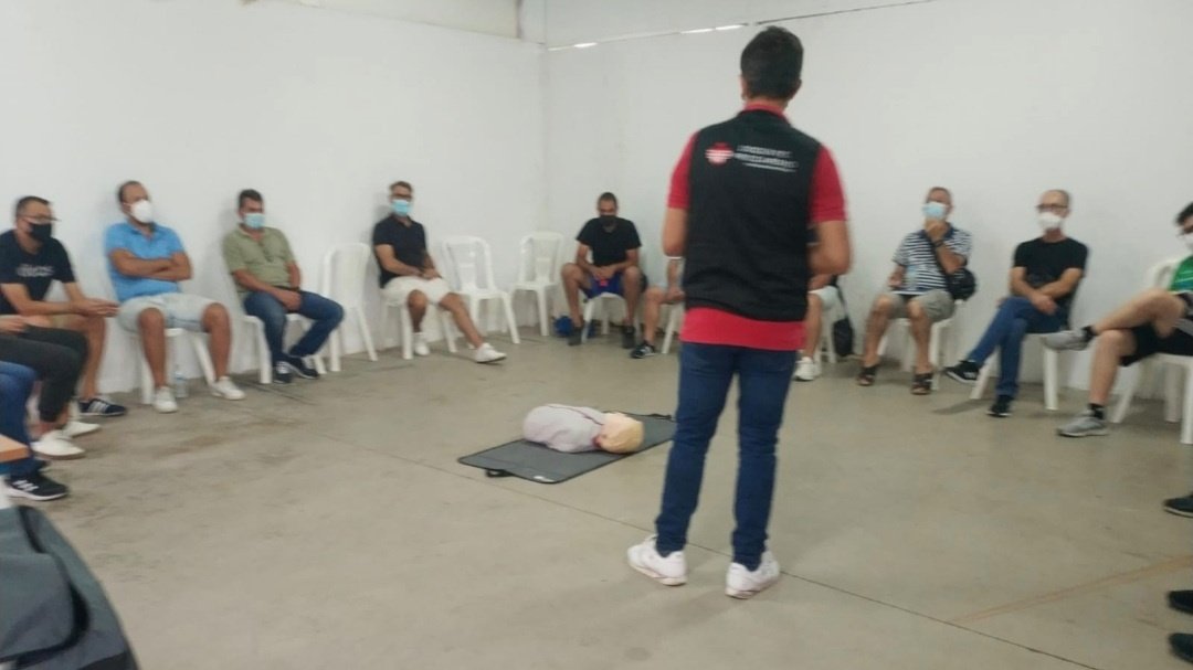 RFAFHuelva's tweet image. Curso de Soporte Vital Básico y Desfribilación Automática para los entrenadores onubenses. Agradecimientos al @AytoSanJuan y a la empresa @ProcardioForma #RFAF #CTAEF