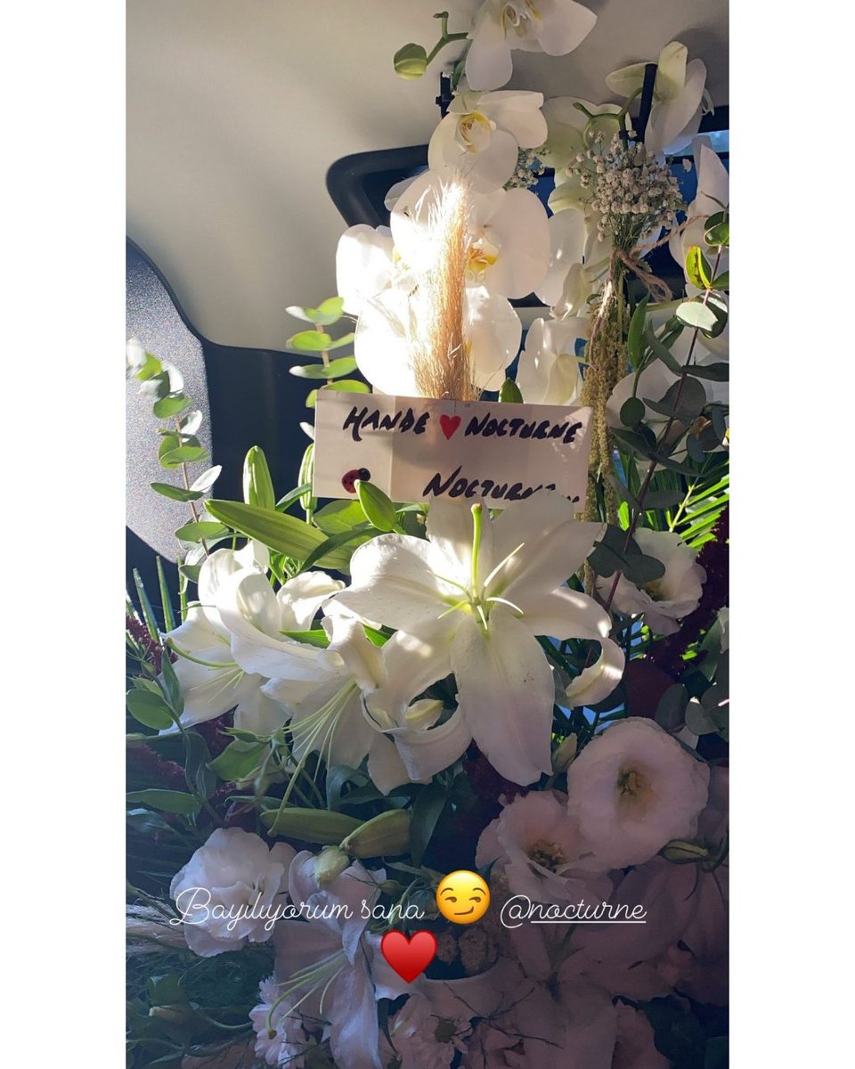 masqturkia's tweet photo. 📸 La actriz #HandeErçel a subido dos fotos de dos ramos de flores 💐 uno de #noturne y otro de #KeremBürsin con dos mensajes.
"Os quiero #noturne" "Tan lejos de ti #thebursin"
#hanker #noturne #handeercel
#kerembursin https://t.co/xKLs2gG5yL