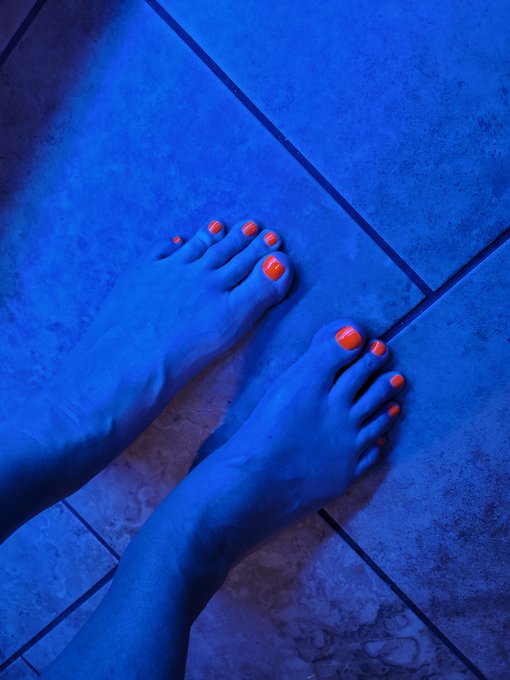 Gotta get my tan on for Caliente weekend coming up! October 1st-3rd @Strangebirdstu1 @CalienteClub @<a href="/tag/mvsales"class="tags"><span>#mvsales</span></a>