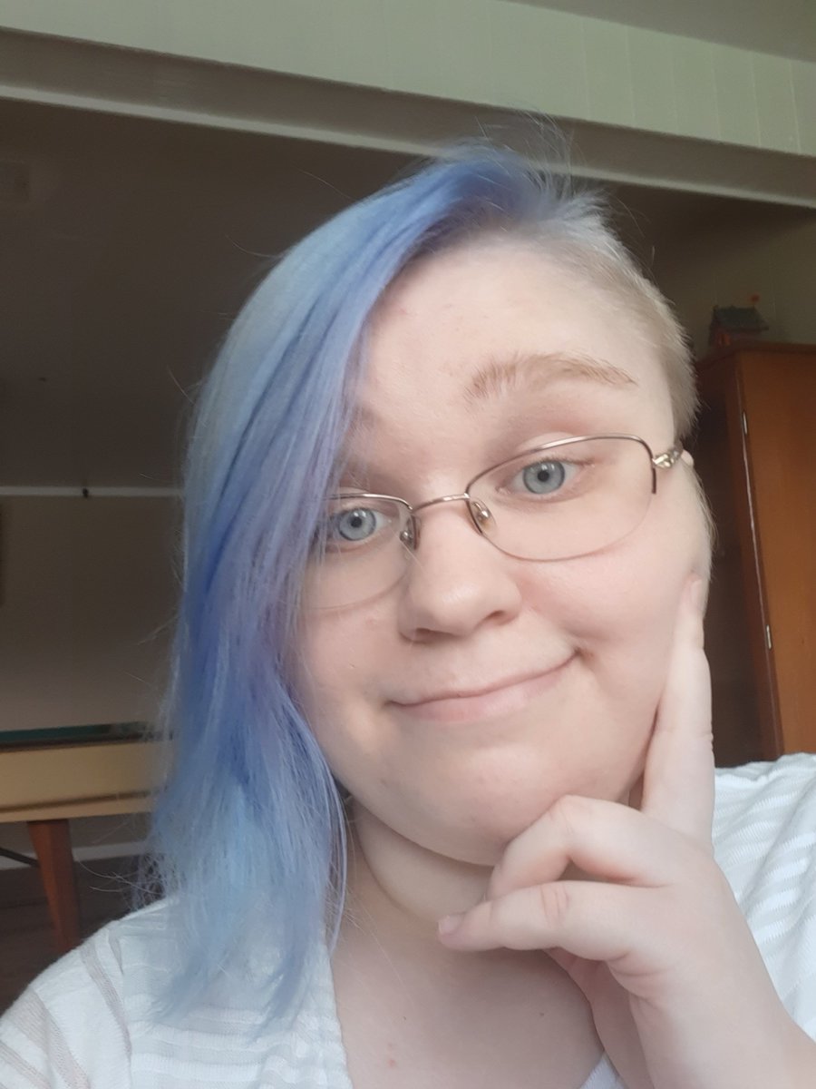 pochaccopold's tweet image. // i realized i haven't done a munday selfie so take this one from like a month ago when my hair dye still looked ok 🥴