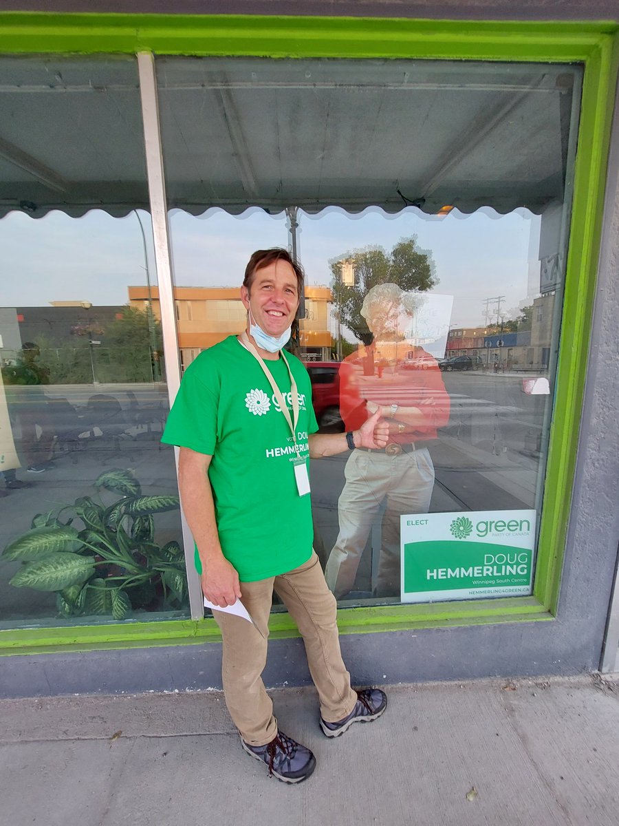HemmerlingGreen's tweet photo. Could that be @DavidSuzukiFDN at the campaign office? No matter who's there, everyone is working hard in this final week of the election to let #WinnipegSouthCentre know #ItsTimeToBeGreen! #Elxn44 https://t.co/qYCL3J1FVW